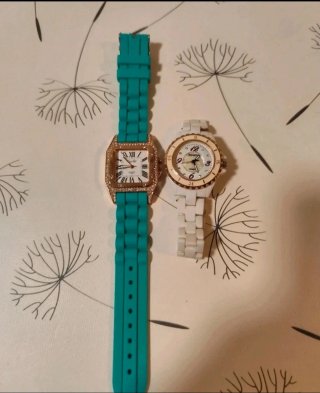 Dúo de relojes: turquesa y blanco