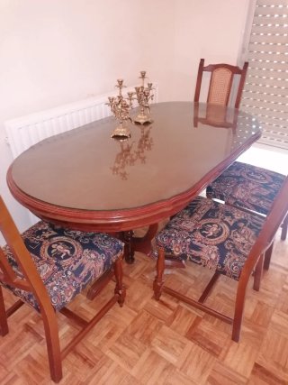 Mesa de salón y 4 sillas