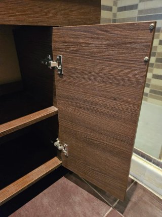 Mueble de baño completo con lavabo, espejo y grifo