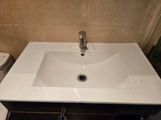 Mueble de baño completo con lavabo, espejo y grifo