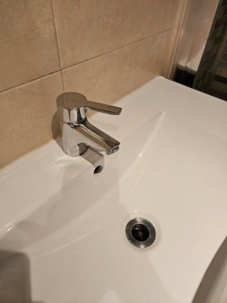 Mueble de baño completo con lavabo, espejo y grifo