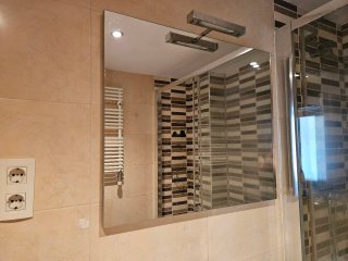 Mueble de baño completo con lavabo, espejo y grifo