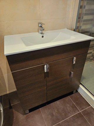 Mueble de baño completo con lavabo, espejo y grifo