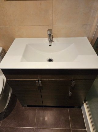 Mueble de baño completo con lavabo, espejo y grifo