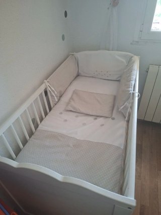Cuna de bebé blanca con edredón y protector cuna