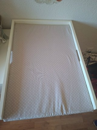 Cuna de bebé blanca con edredón y protector cuna