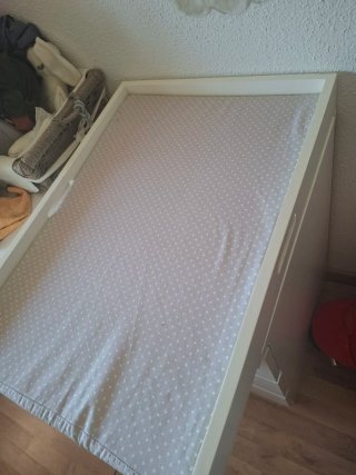 Cuna de bebé blanca con edredón y protector cuna