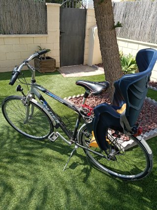 Bicicleta de paseo con silla infantil