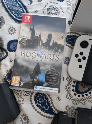 Nintendo Switch OLED + Hogwarts Legacy