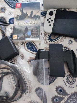Nintendo Switch OLED + Hogwarts Legacy