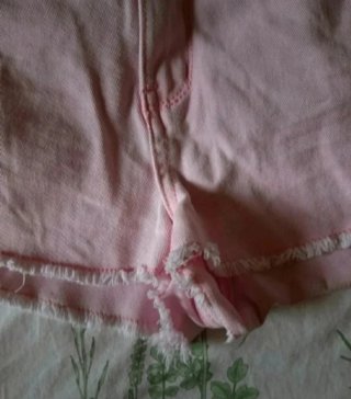 Shorts rosas deshilachados