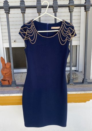 Vestido azul midi con detalle de cadenas