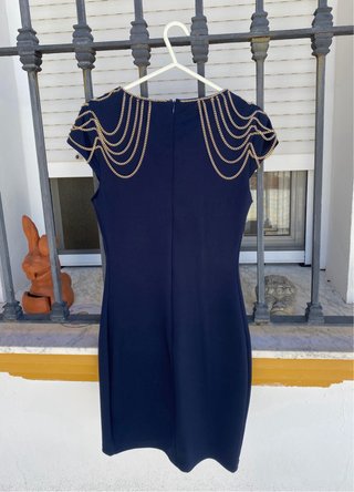 Vestido azul midi con detalle de cadenas