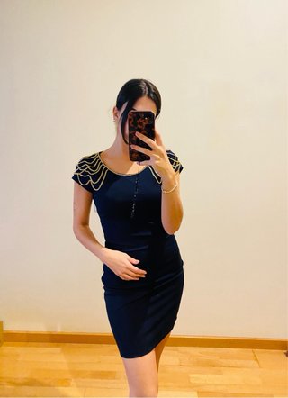 Vestido azul midi con detalle de cadenas