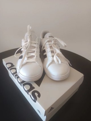 Scarpe ADIDAS numero 37 1/3  **NUOVE**