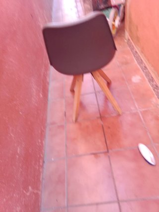 Silla Escandinava Madera y Plástico tengo bastante