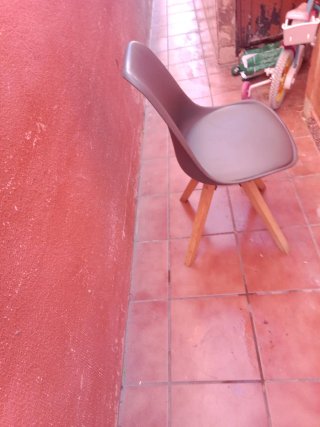 Silla Escandinava Madera y Plástico tengo bastante