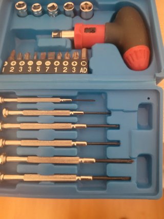 Juego de pinzas, destornillador y puntas