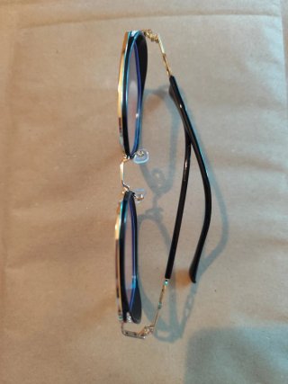 Gafas de sol doradas y negras
