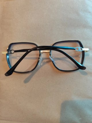 Gafas de sol doradas y negras