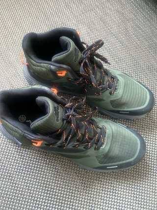 Botas de monte waterproof negras y verdes