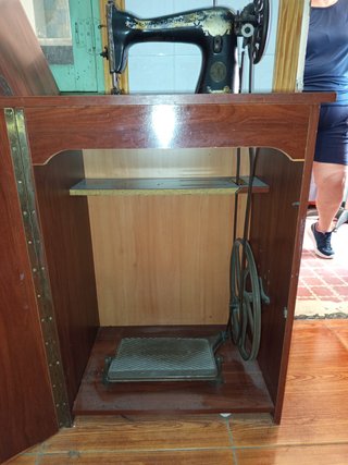 Mueble vintage con máquina de coser