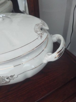 Sopera antigua de porcelana con detalles dorados