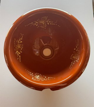 Lavabo de terracota con diseño floral