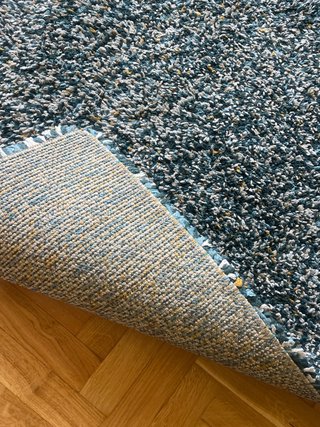 Alfombra azul y blanca de tela