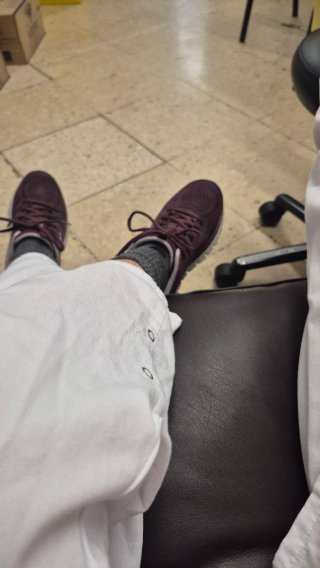 Zapatillas deportivas moradas y blancas