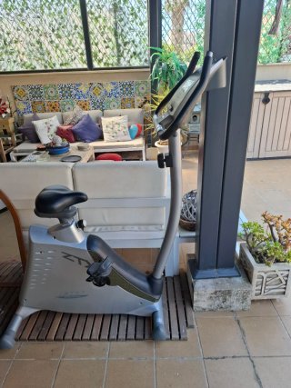 Bicicleta Estática BH ZTX gris 143x90x53cm