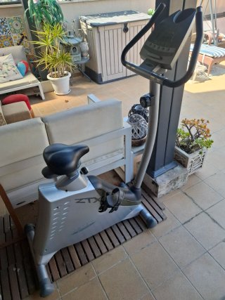 Bicicleta Estática BH ZTX gris 143x90x53cm