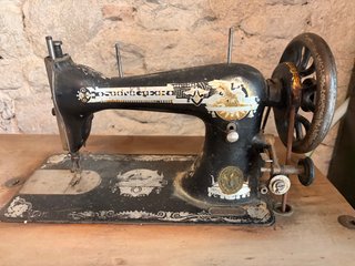 Máquina de coser Singer antigua con pedal