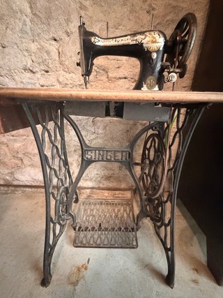Máquina de coser Singer antigua con pedal