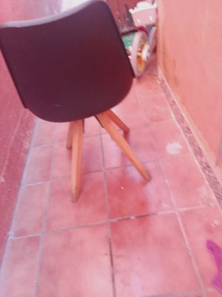 Silla moderna negra y madera