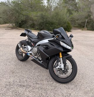 Aprilia moto deportiva negra