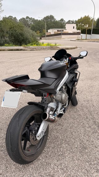Aprilia moto deportiva negra