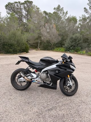Aprilia moto deportiva negra
