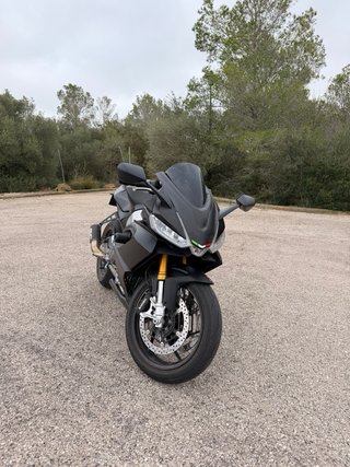 Aprilia moto deportiva negra