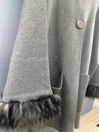 Abrigo Parfois gris talla única con puños de pelo