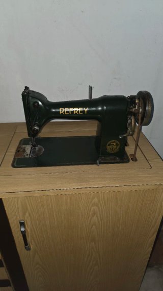 Máquina de coser antigua Refrey