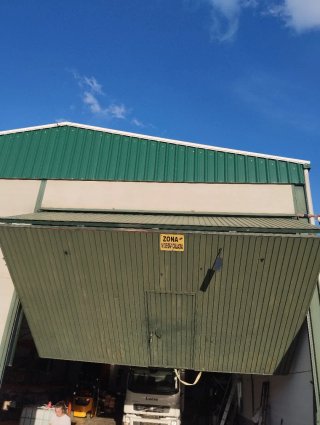Puerta nave industrial 5x5m con peatonal