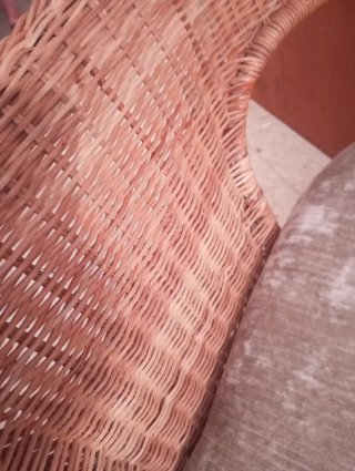 Poltrona in vimini con cuscino fatto da tappezziere