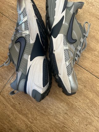 Zapatillas Nike Grises y Plateadas