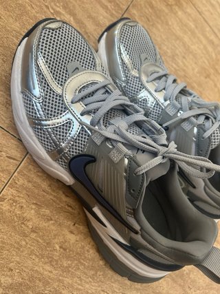 Zapatillas Nike Grises y Plateadas