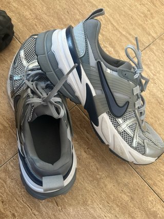 Zapatillas Nike Grises y Plateadas