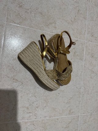 Sandalias doradas y beige talla 39