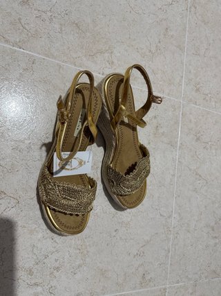Sandalias doradas y beige talla 39