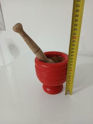 Mortaio in legno laccato rosso con pestello