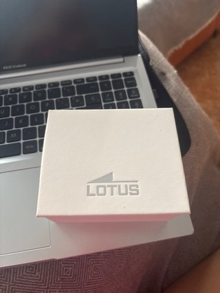 Reloj Lotus Dorado con Circonitas